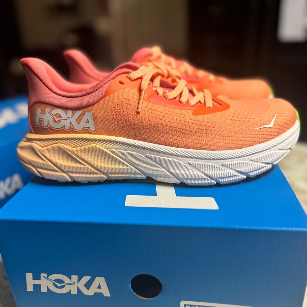 New Women’s Hoka Shoes Size 8 Orange Arahi 7